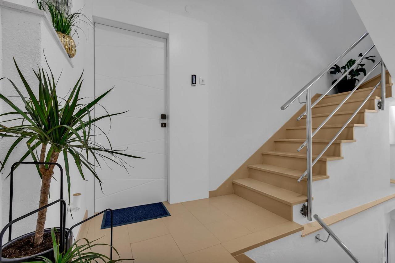 Luxury City Center Apartments Макарська Екстер'єр фото